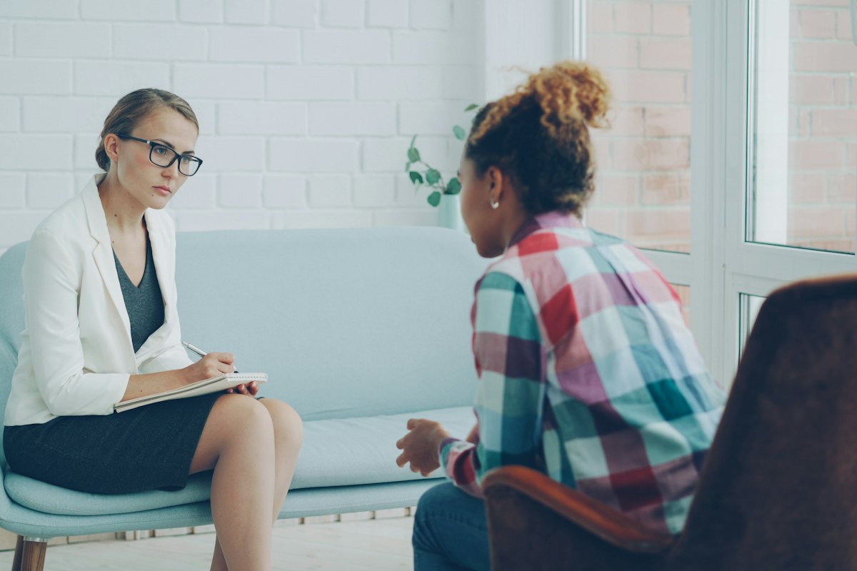 &Eacute;change entre une professionnelle et une personne assise en consultation